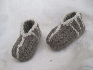 Child's slippers, Aran. Tweed grey and ryemeal Jacob. The trim is crocheted.