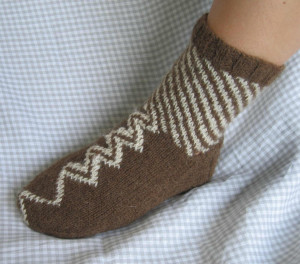 Leila's socks, 4ply.
Moorit and natural white Shetland. Very warm!